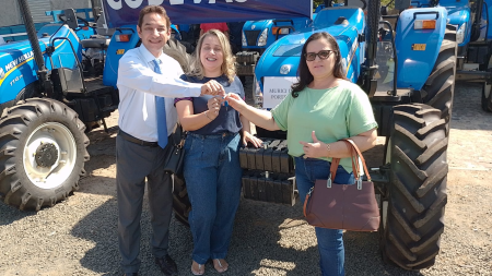 Prefeita Chaguinha da Saúde Recebe Trator para Auxiliar na Agricultura de Murici dos Portelas