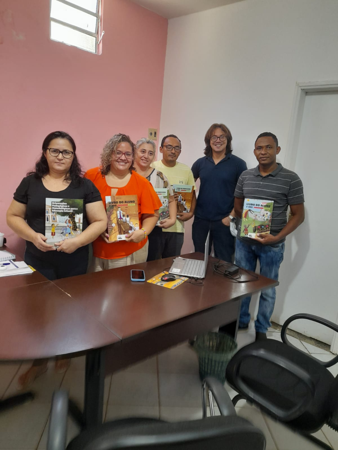 Prefeita Chaguinha da Saúde faz entrega de livros didáticos do Programa Pro Alfabetização